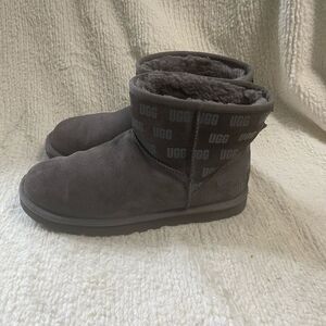 UGG Men’s Classic Mini II UGG Print Gray suede Boots  logo rubberized print SZ10